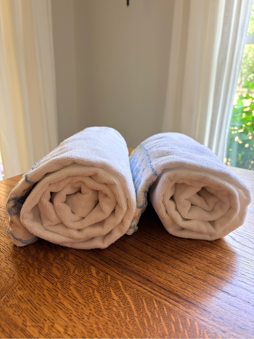 Vintage White with blue and pink Bow trim Bedding Towel Set of 2- Made in USA - Picture 4 of 14